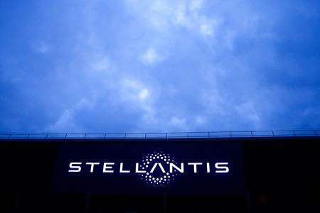 Ukraine: Stellantis assez peu affecté par la crise pour l'instant, déclare Tavares