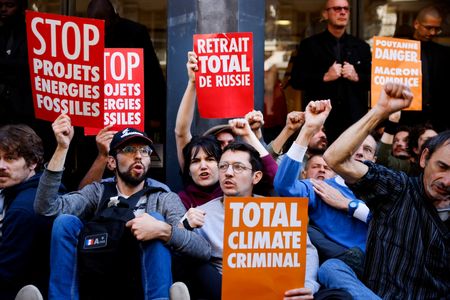 Des militants écologiques tentent sans succès de bloquer l'AG de TotalEnergies