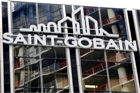 Saint-Gobain monte après avoir dit viser un semestre record