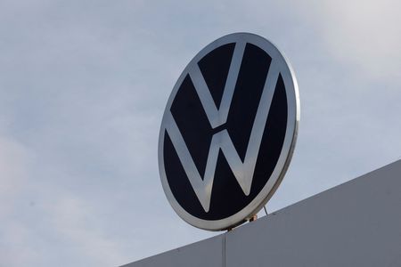 Volkswagen va réfléchir lundi au projet d'IPO de Porsche