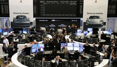 Porsche débute en Bourse à un prix fixé à 82,50 euros par action