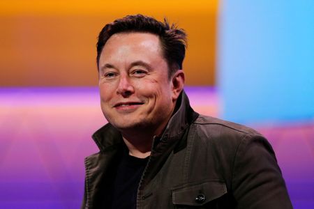 Musk demande à la justice de suspendre la procédure intentée par Twitter