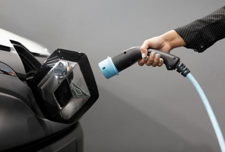 SALON-Renault et Stellantis veulent doper la compétitivité de la filière électrique française