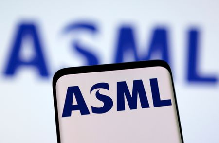 ASML affiche un 3e trimestre meilleur qu'attendu, pas d'impact des sanctions américaines contre la C
