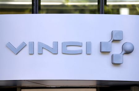 France: Une filiale de Vinci mise en examen pour des chantiers au Qatar, selon l'ONG Sherpa