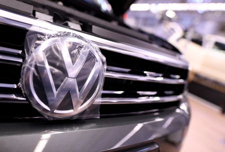 Volkswagen discute avec des investisseurs en vue d'une IPO de ses batteries - sources