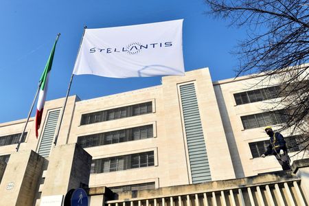 Logistique-Stellantis stocke des voitures sur un aérodrome désaffecté-sources