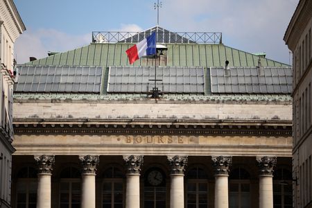 Macron critique Musk pour avoir diminué la modération sur Twitter
