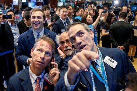 Wall Street : Wall Street ouvre en ordre dispersé, les yeux rivés sur la Fed et les banques