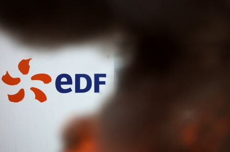 EDF chiffre à €1 md la perte liée aux grèves, embauches gelées, selon des sources