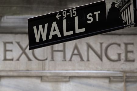 Wall Street : Wall Street ouvre en baisse, doutes sur les taux et la conjoncture