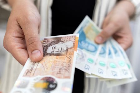 Marché : Grande-Bretagne: Croissance de 7,3% des salaires sur les trois mois à mai