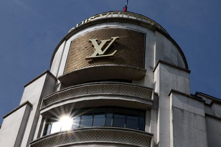 LVMH affiche une hausse de 9% de ses ventes au troisieme trimestre, essoufflement de la demande