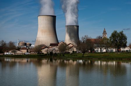 EDF prévoit une baisse de prix durable, prévient qu'il devra s'adapter
