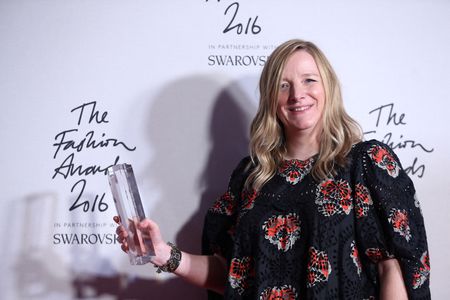 LVMH nomme Sarah Burton au poste de directrice artistique de Givenchy