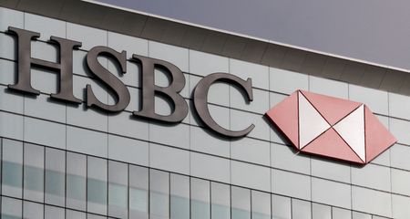 Marché : HSBC réfléchit à fusionner sa banque commerciale et sa banque d'investissement, a dit Bloom