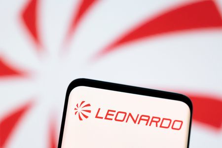 Marché : Leonardo discute toujours alliances avec Airbus et Thales, a déclaré le DG