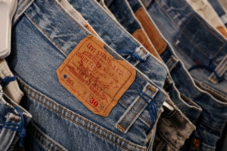 Marché : Levi Strauss envisage de vendre Dockers, abaisse ses perspectives au 4e trimestre