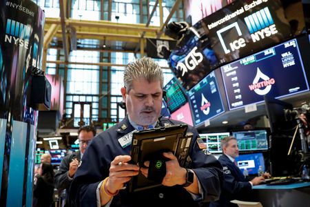 Wall Street : Wall Street ouvre en baisse, pénalisée par l'obligataire