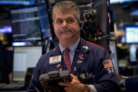 Wall Street : Wall Street dans le rouge, le rythme de baisses des taux inquiète