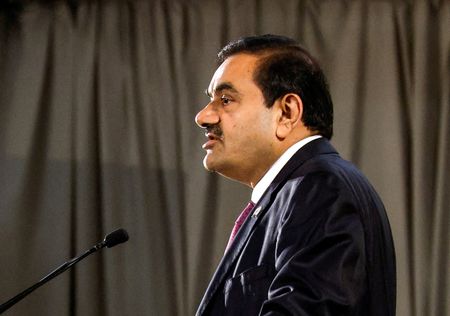 Les Adani se savaient visés par une enquête lors de la vente d'actifs à TotalEnergies-procureurs