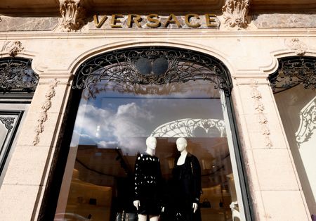 Marché : Prada envisage de racheter Versace à Capri Holdings, selon un média