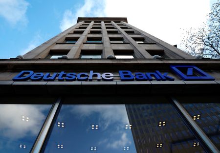 Marché : Deutsche Bank: Le bénéfice déçoit les attentes, abandon des objectifs 2025 de réduction des
