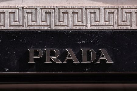 Marché : Prada: Bénéfice en hausse en 2024 sur fond de spéculations sur Versace