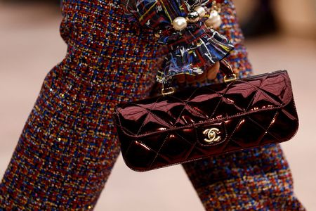 Marché : Les marques de luxe tâtonnent pour renouveler leur direction artistique