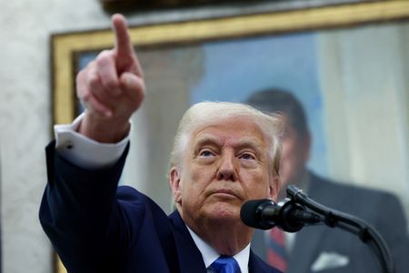 Marché : Trump demande à ses conseillers d'être plus agressifs sur les droits de douane-presse