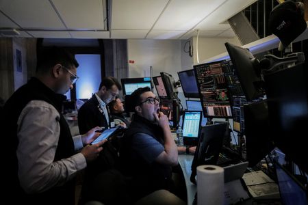 Wall Street : Wall Street ouvre en ordre dispersé en attente de précisions sur la politique commerci
