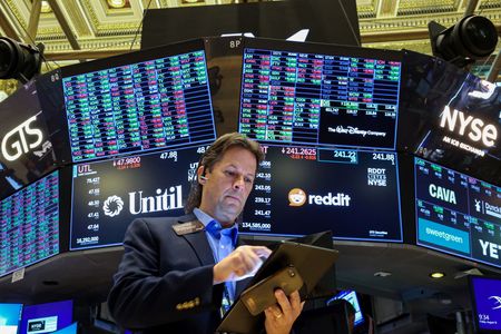 Wall Street : Wall Street termine en ordre dispersé sur des données mitigées, record du Dow Jones
