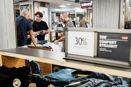 Marché : Baisse moins forte qu'attendu de la confiance du consommateur en août-Conference Board