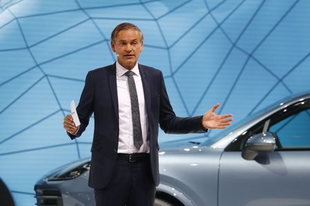 Porsche-Oliver Blume serait prêt à céder la direction pour se concentrer sur Volkswagen, selon le Wi