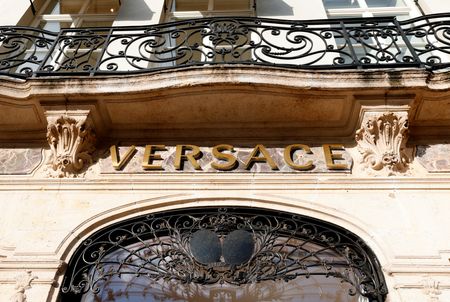 Marché : Prada obtient l'approbation de la Commission européenne pour l'acquisition de Versace