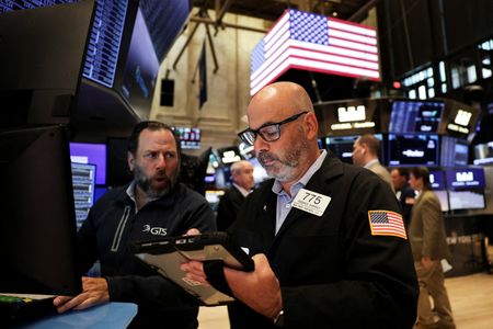 Wall Street : Wall Street ouvre en légère baisse, compte à rebours pour éviter un 