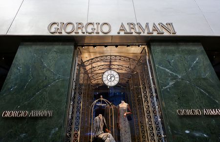 Marché : Armani a approché des acheteurs potentiels pour une vente de ses parts, selon des sources