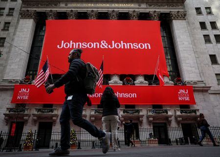 Marché : J&J relève ses prévisions annuelles, va scinder son activité orthopédique