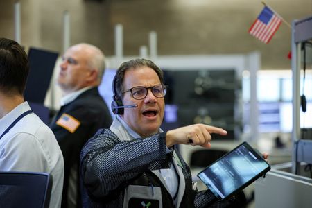 Wall Street : Wall Street hésite à l'ouverture, Tesla et IBM sanctionnés