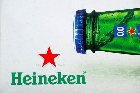 Heineken va supprimer jusqu'à 6.000 emplois, abaisse sa prévision de bénéfice 2026
