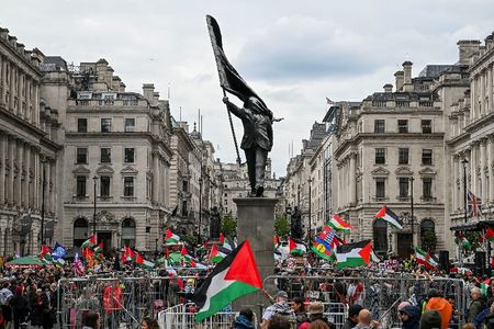 Marché : GB-Pro-palestiniens et militants anti-immigration défilent dans deux cortèges distincts