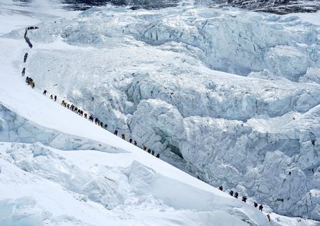 Marché : Un nombre record de 274 alpinistes ont gravi l'Everest en une seule journée depuis le versa