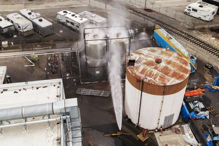 Marché : Les pompiers tentent toujours d'empêcher l'explosion d'un réservoir de produits chimiques d