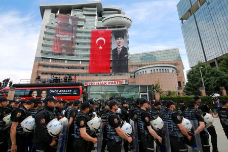 Marché : La Turquie ordonne à la police d'expulser les dirigeants de l'opposition déchus de leur siè