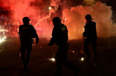 Marché : Football-Les supporters du PSG dans les rues de Paris après la victoire du club en Ligue de