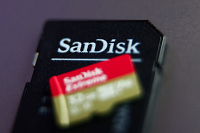 Qui est Sandisk, ce groupe qui a pris plus de 500% en 2025 en Bourse et signé la meilleure performance du S&P 500?