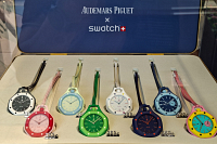 Surnageant dans la tempête boursière qui frappe le luxe grâce à sa collaboration avec Audemars Piguet, Swatch manque le coche sur sa rentabilité