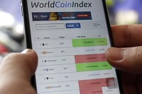 Un investisseur consulte le cours d'un pseudo indice des bitcoins